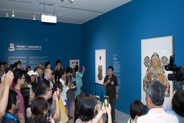 「中華民國第十八屆國際版畫雙年展」開幕當日  藝術家導覽現場 (講者：銀牌獎得主，羅平和先生)