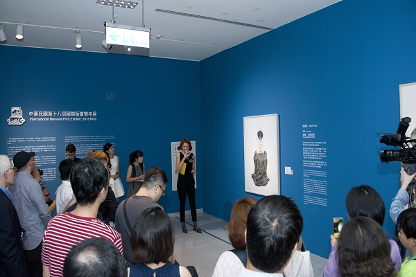 「中華民國第十八屆國際版畫雙年展」開幕當日  藝術家導覽現場 (講者：金牌獎得主，蒂娜．沃爾法特女士)