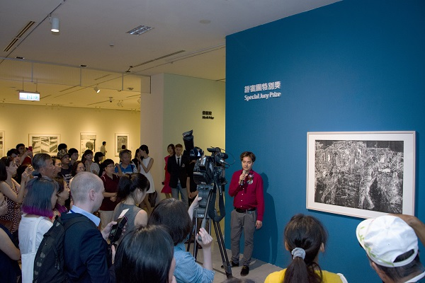 「中華民國第十八屆國際版畫雙年展」開幕當日  藝術家導覽現場 (講者：評審團特別獎得主，帕威．塔扎先生)